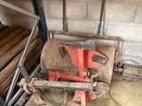 une photo d'une machine rouge dans un garage