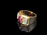 gros plan d'une bague en or avec une pierre rouge