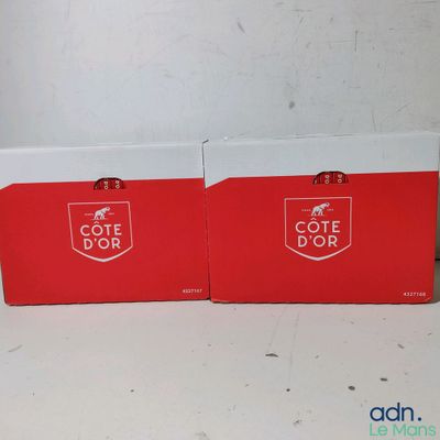 deux boîtes rouges et blanches posées sur une table blanche