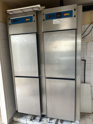 deux réfrigérateurs installés dans une pièce