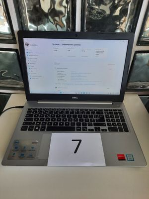 un ordinateur portable posé sur une table sur laquelle est inscrit le chiffre 7