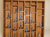 une vitrine sur laquelle sont disposées de nombreuses figurines