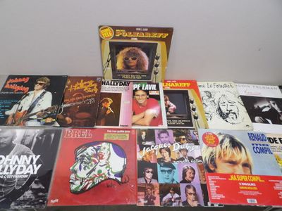 Plusieurs disques vinyles sont empilés les uns sur les autres sur une table