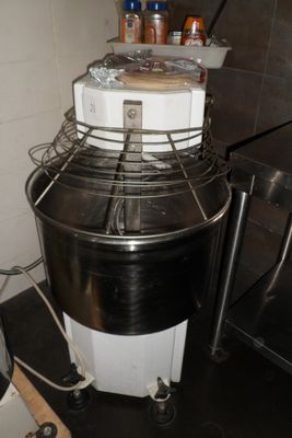 une image d'une cuisine avec un mixeur et d'autres appareils électroménagers