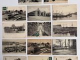 Plusieurs vieilles photographies de bateaux sont exposées sur une surface blanche