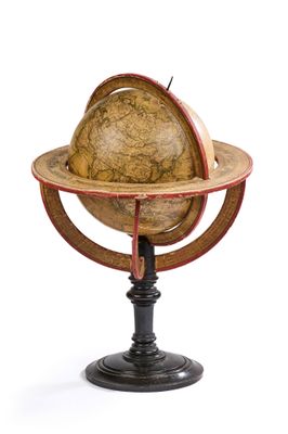un vieux globe terrestre posé sur un socle, sur fond blanc