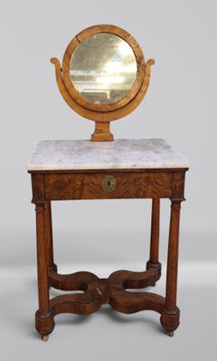 une vieille table en bois sur laquelle est posé un miroir