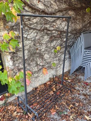 un banc et une chaise devant un mur de pierre