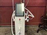 une image représentant une machine posée devant un mur rouge