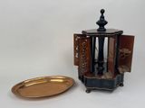 une petite table sur laquelle se trouvent un miroir et une assiette