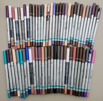un gros plan sur un tas de stylos posés sur une table