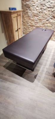 une table placée au milieu d'une pièce