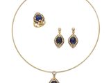un ensemble composé d'un collier et de boucles d'oreilles en or, sertis de saphirs