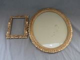 un miroir et un cadre photo posés sur un lit