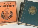 deux livres posés l'un à côté de l'autre sur une table