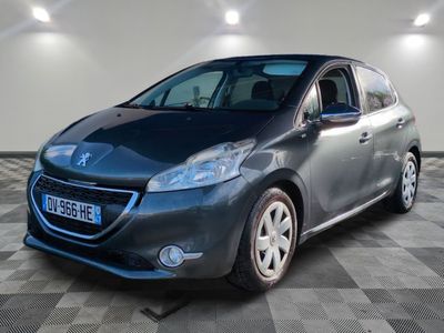 la voiture grise est garée sur le sol en damier d'un garage