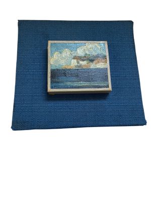 un gros plan sur un tapis bleu orné d'une image représentant un bateau