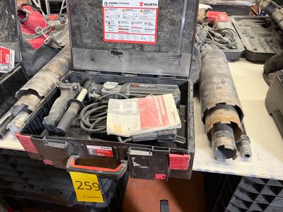 une boîte à outils posée sur une table dans un magasin