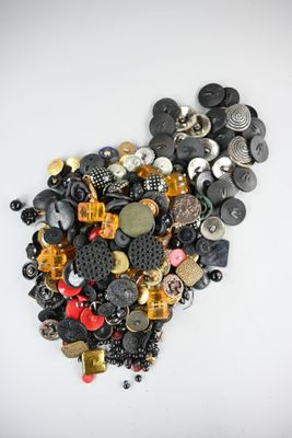 Réunion de boutons dont à décor d'hirondelles.