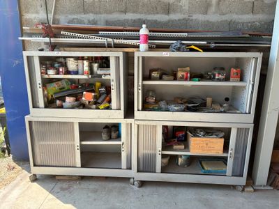 une armoire métallique sur laquelle sont posés de nombreux objets