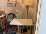 une petite pièce avec une table et une lampe à l'intérieur