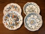 trois assiettes ornées de motifs différents, posées sur une table en bois