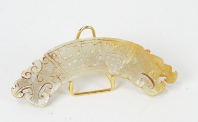 an image of a gold broochle with a design on it