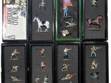 de nombreuses figurines miniatures représentant des personnes, exposées dans une vitrine