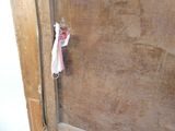 une brosse à dents accrochée au mur d'une salle de bains