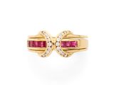 une bague en or jaune sertie de deux rubis et de diamants