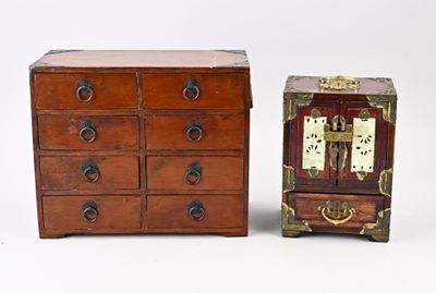 deux petits tiroirs en bois surmontés d'une horloge