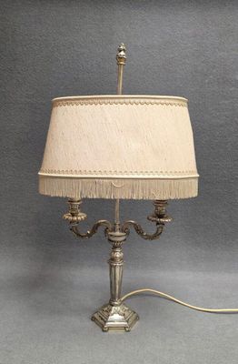 Lampe en bronze argenté de style régence , abat-jour façon l…