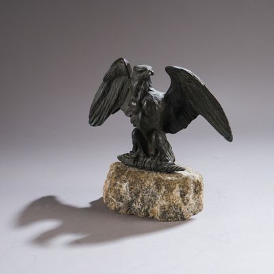 statue d'un aigle posé sur un rocher, sur fond blanc
