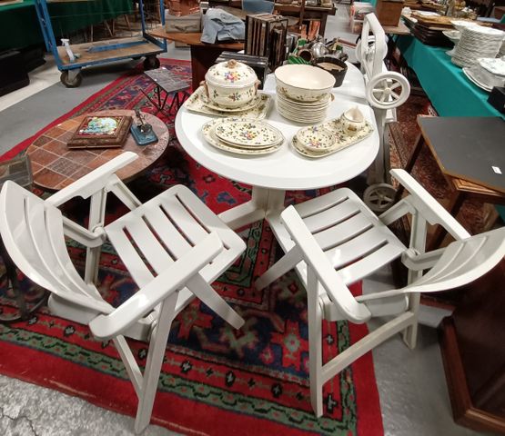 Salon de jardin en plastique : table ovale, 2 fauteuils et un bai