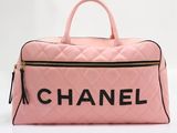 sac de voyage matelassé rose Chanel