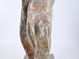 sculpture en marbre représentant un coquillage posé sur un socle en pierre, sur fond blanc