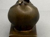figurine en bronze représentant une grenade posée sur un socle