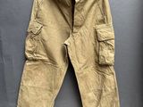 une photo d'un pantalon suspendu à un portant à vêtements