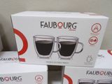 trois boîtes de café Faubourg empilées les unes sur les autres