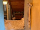 un lit blanc dans une chambre au plafond en bois