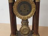 une horloge posée sur une table dans la pièce