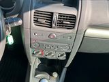 un tableau de bord de voiture avec un volant et un tableau de bord