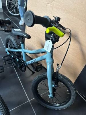 un vélo posé par terre dans la pièce