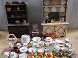 beaucoup d'assiettes et de bols sur la table
