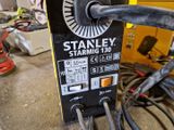 une machine posée sur le sol du garage
