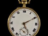 une montre de poche en or avec des chiffres romains sur le cadran