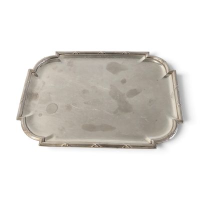 un plateau ancien en argent muni d'une poignée, sur fond blanc