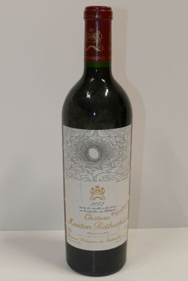 une bouteille de vin posée sur une table