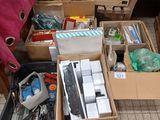 de nombreux cartons d'objets hétéroclites posés sur le sol