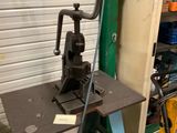 une machine posée sur une table dans un garage
